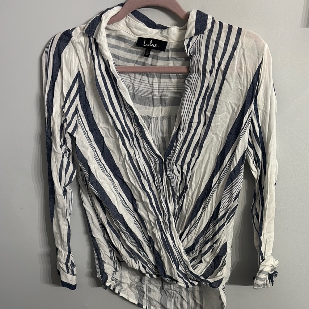 ⭐️ 2/$10 - Lulus blue and white blouse
